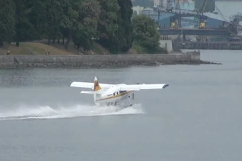 Float plane take off from water 스톡 동영상 8662444