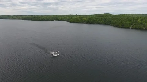 Float plane on water taxiing 動画素材 68002220