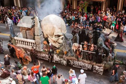 Float Promoting Haunted House Moves Through Atlanta Dragon Con Parade Foto stock