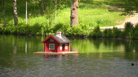 Floating birdshouse 動画素材 30905859