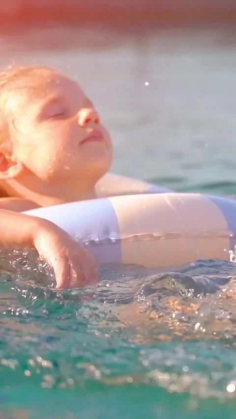 Floating bliss in a summer paradise 스톡 동영상 332932966