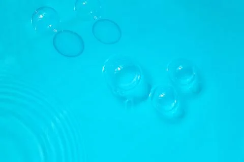 Floating Bubbles in Blue. A calming scene of transparent floating bubbles in Foto stock