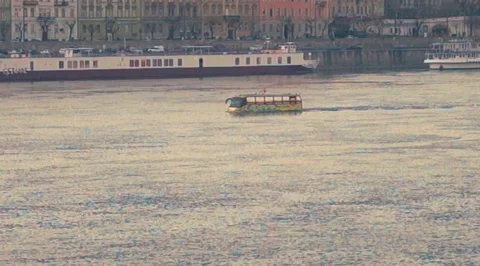 Floating bus, along the Danube, Budapest 스톡 동영상 123168914