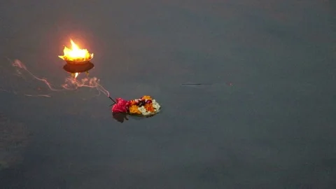 Floating candle in Ganga river Stock-Footage 88232052