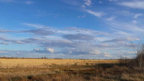 Floating clouds on the blue sky over the field. time-lapse Video stock 89467587