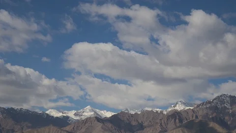 Floating clouds over the mountains Stockbeeldmateriaal 121964717