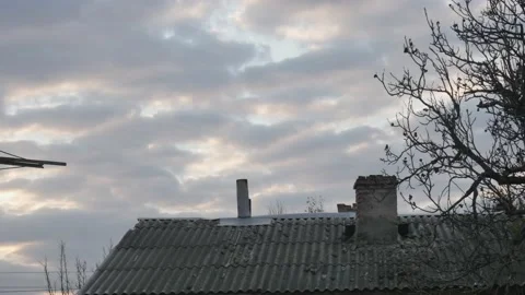 Floating clouds over an old slate roof with chimneys Vídeos de archivo 220574087