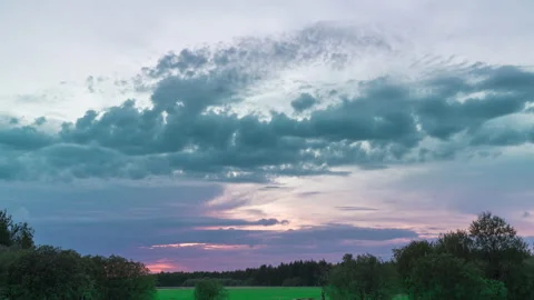 Floating clouds, sunset on a background of trees 库存影片 131091251