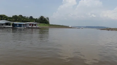 Floating community at Amazon Forest - boat getting outside de bay Stockbeeldmateriaal 101961220
