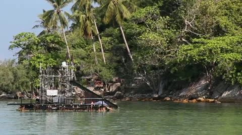Floating construction on the water for kids with pirate flag Vídeos de archivo 12554053