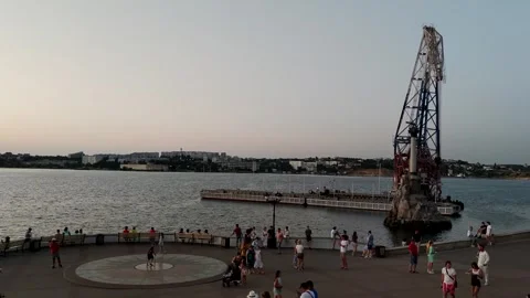 Floating crane builds pontoon bridge Video stock 241101718