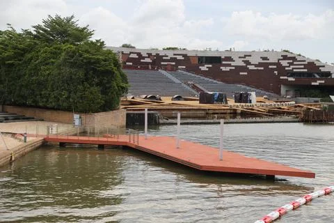 A floating dock is being constructed on the river in front of an outdoor st.. Foto stock