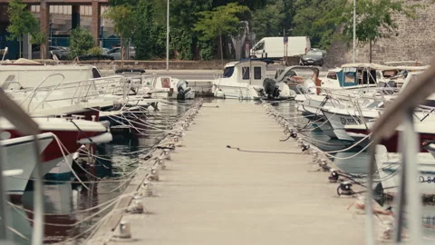 Floating dock between moored boats in marina Vídeo Stock 340514724