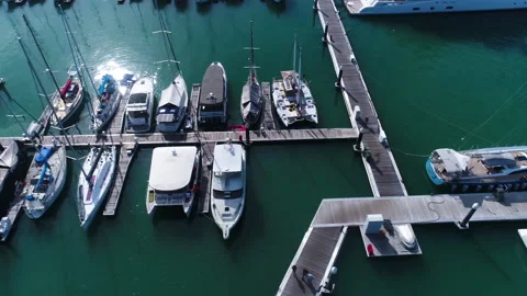 Floating dock in marina Video stock 133870131