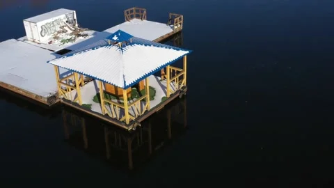 Floating gazebo in the lake in the winter Vídeos de archivo 179487146