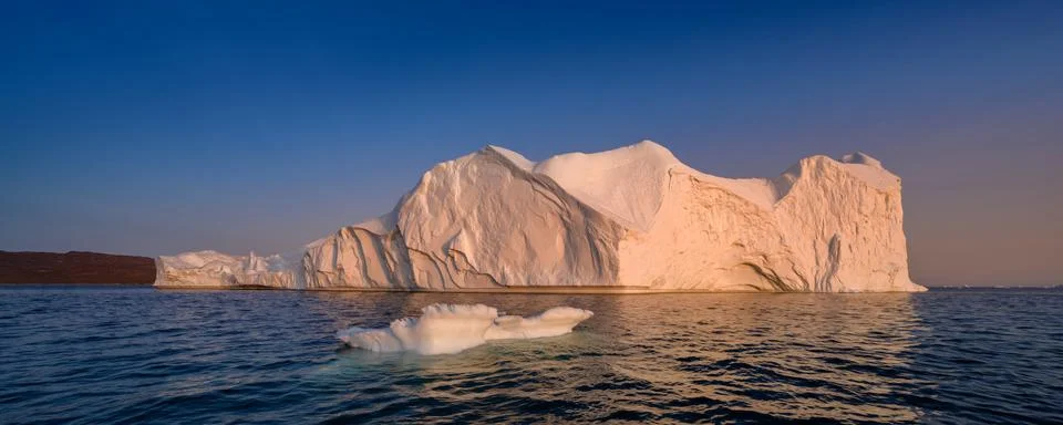 Floating glaciers in the rays of the setting sun at polar night Stock-Fotos