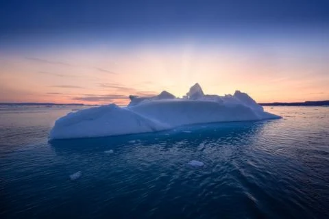 Floating glaciers in the rays of the setting sun at polar night Foto stock