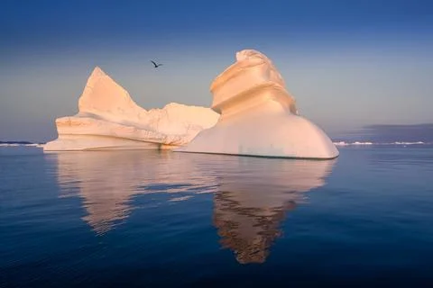Floating glaciers in the rays of the setting sun at polar night Foto stock