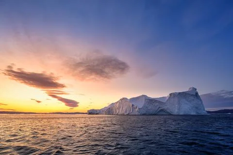 Floating glaciers in the rays of the setting sun at polar night Foto stock