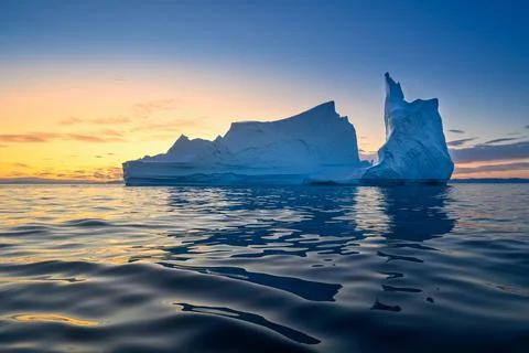 Floating glaciers in the rays of the setting sun at polar night Foto stock