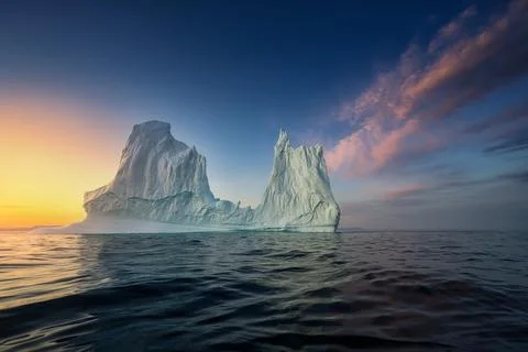 Floating glaciers in the rays of the setting sun during a polar night Foto stock