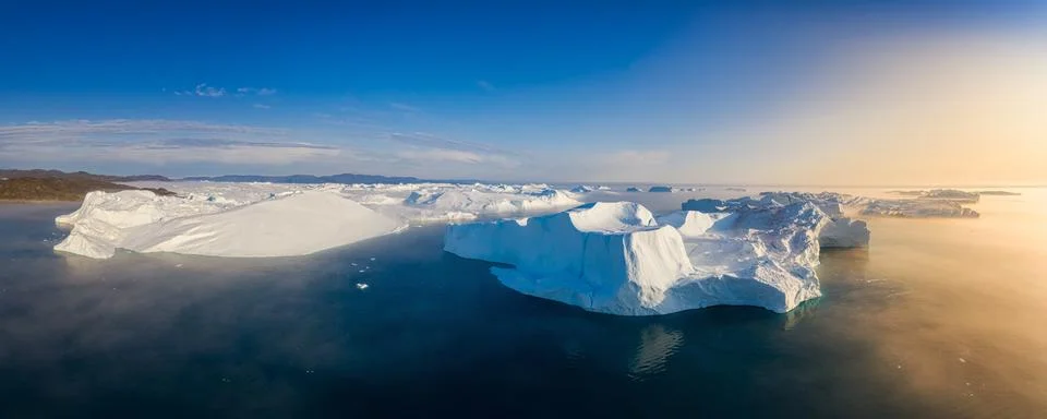 Floating glaciers in the rays of the setting sun during a polar night Stock-Fotos