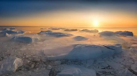 Floating glaciers in the rays of the setting sun during a polar night Foto stock