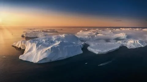 Floating glaciers in the rays of the setting sun during a polar night Foto stock
