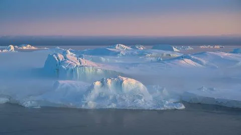 Floating glaciers in the rays of the setting sun during a polar night Foto stock