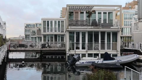 Floating homes Ijburg in a row 動画素材 321522964