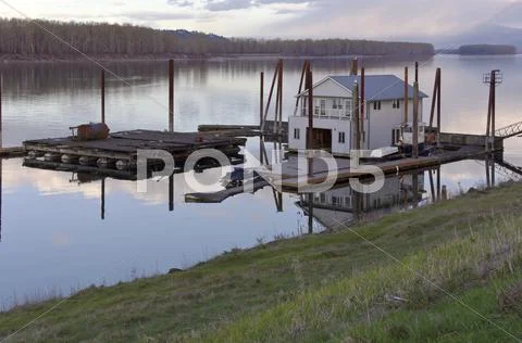 Floating house on the columbia river. Stock Photos