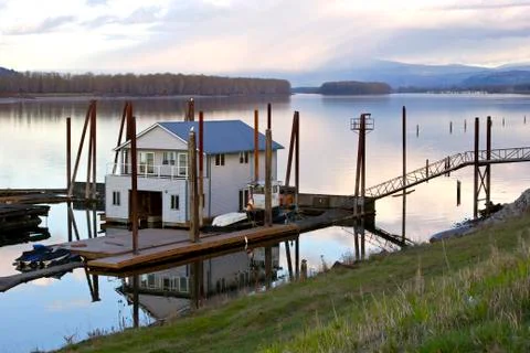 Floating house on the columbia river. Stock Photos