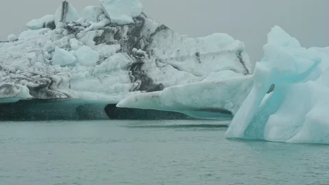 Floating ice from glacier in north sea coastline, Iceland. Vidéo 122872858