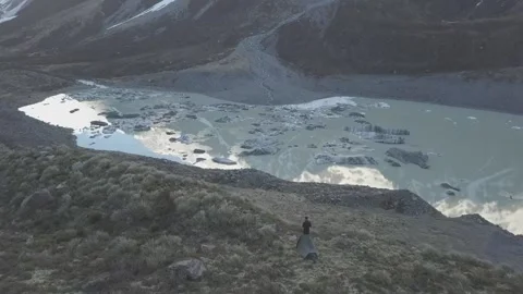 Floating ice at Hooker and Tasman Lakes with Mount Cook in New Zealand. 스톡 동영상 145793509