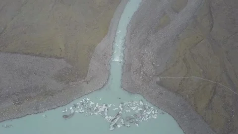 Floating ice at Hooker and Tasman Lakes with Mount Cook in New Zealand. 스톡 동영상 145793511