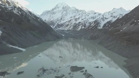 Floating ice at Hooker and Tasman Lakes with Mount Cook in New Zealand. 스톡 동영상 145793513