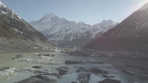 Floating ice at Hooker and Tasman Lakes with Mount Cook in New Zealand. 스톡 동영상 145793538