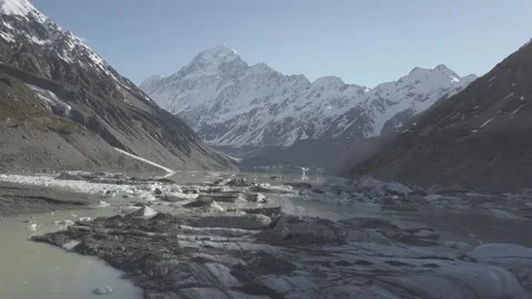 Floating ice at Hooker and Tasman Lakes with Mount Cook in New Zealand. 스톡 동영상 145793544