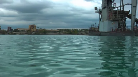 Floating installation for the extraction of pebbles. Vídeos de archivo 96726211