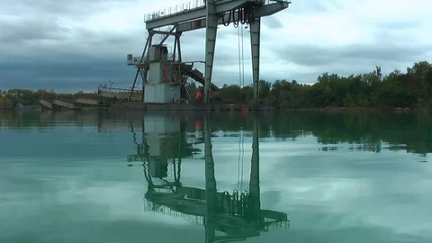 Floating installation for the extraction of pebbles. Vídeos de archivo 96726472