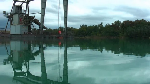 Floating installation for the extraction of pebbles. Vídeos de archivo 96726534