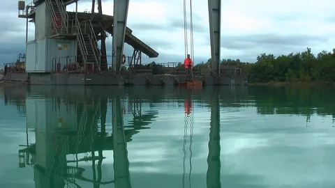 Floating installation for the extraction of pebbles. Vídeos de archivo 96726645