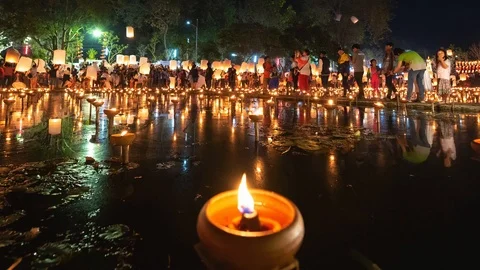 Floating lanterns and People in Yee Peng Festival or Loy Krathong (Zoom-Out) Video stock 98918557