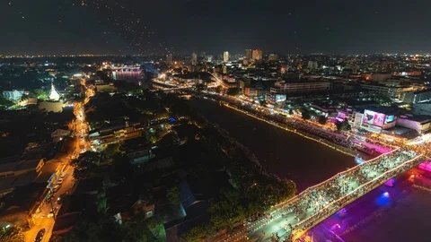 Floating lanterns in Yee Peng or Loy Krathong Festival at Chiangmai (Down-Up) Video stock 98963869