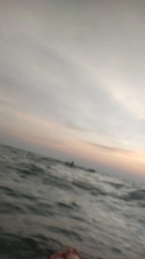 Floating in the middle of the sea Video stock 195111956