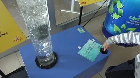 Floating object sinks in bubbling water Experiment Video stock 123080281