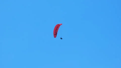 Floating with paragliding in sunny sky. Video stock 246685523