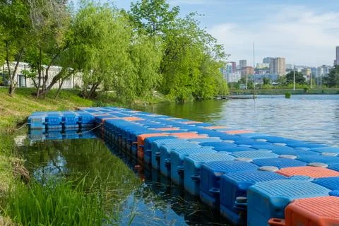 Floating pier made of composite plastic blocks on the river, sea. Plastic b.. Foto stock