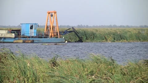Floating pipeline. Dredger. Extraction of sapropel. 스톡 동영상 104159293