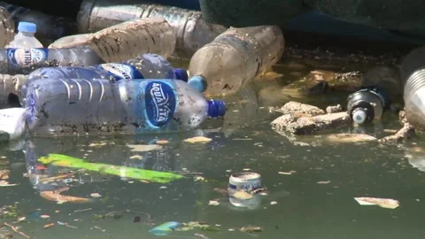 Floating plastic rubbish. 스톡 동영상 148034187